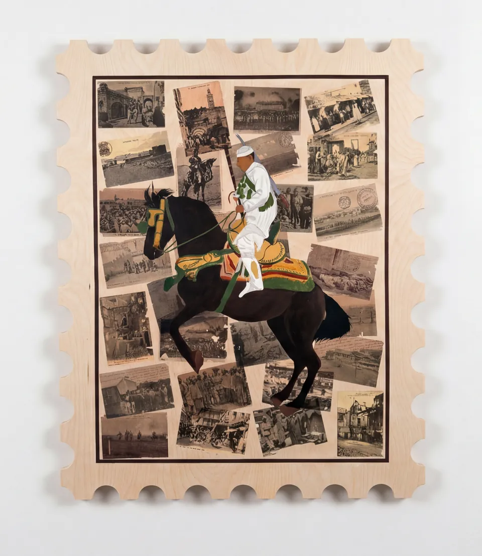 Panneau de bois découpé en forme de timbre géant : des cartes postales coloniales transférées entourent un cavalier de tbourida peint, sur un cheval noir cabré.