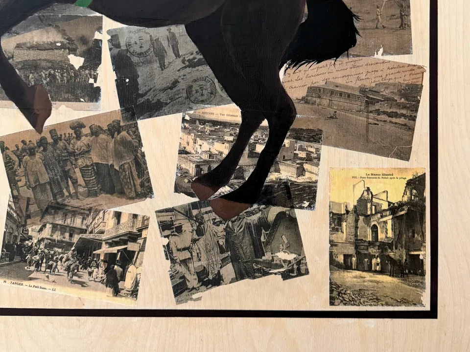 Détail : les sabots du cheval peint se détachent sur les cartes postales anciennes transférées sur le bois.