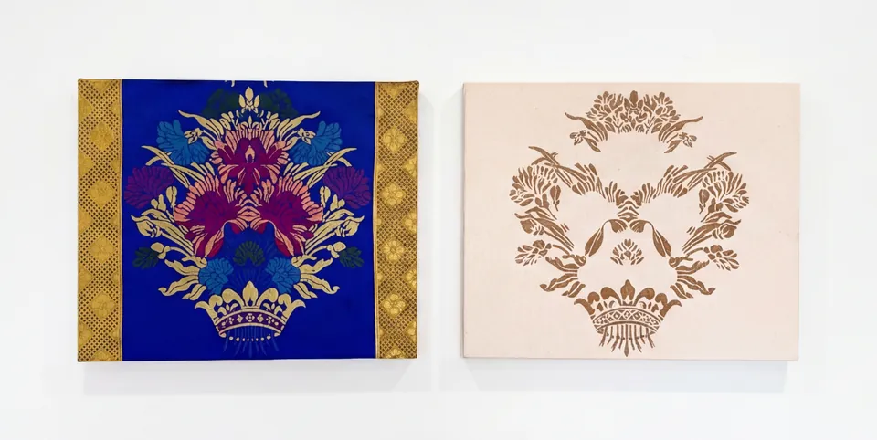 Diptyque : à gauche, un brocart bleu et or aux motifs floraux ; à droite, le même motif repris en brun sur une toile brute écrue.