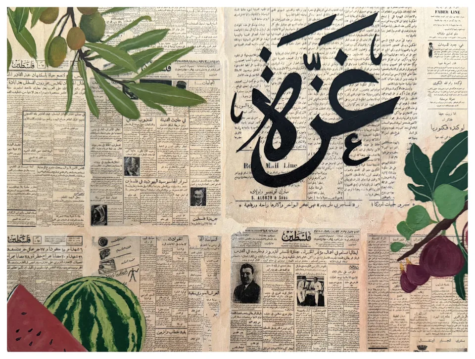 Détail : la calligraphie arabe « Gaza » à l’acrylique noire sur des pages de journaux, entre branches d’olivier, pastèque et figues.
