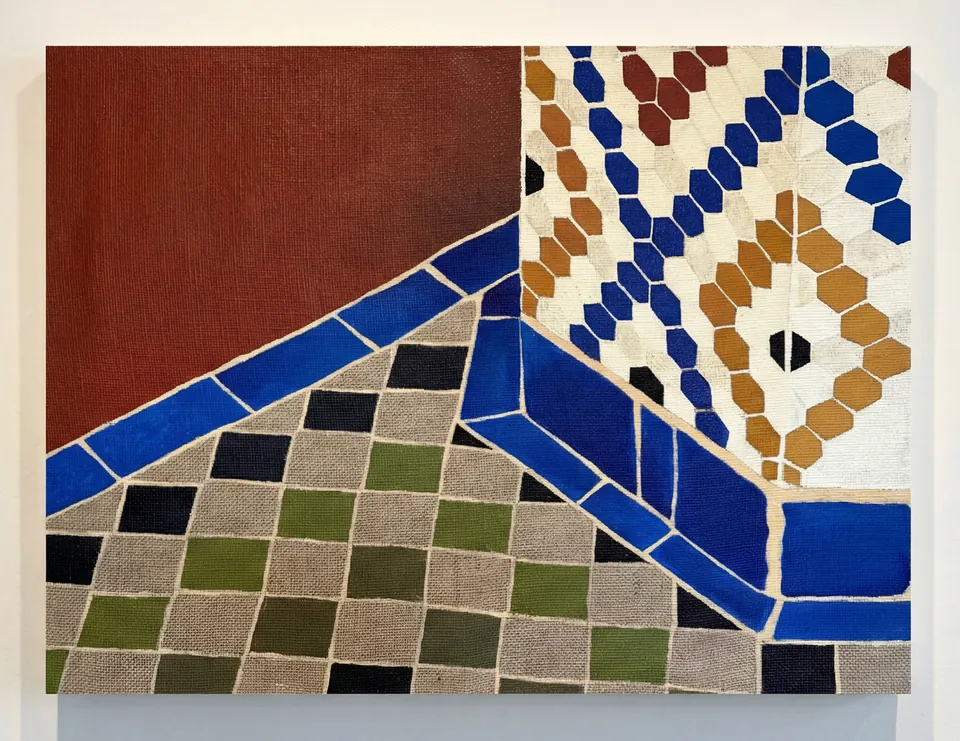 Peinture sur toile de jute : un angle de mosaïque marocaine, zelliges bleus, verts et ocre, sous un mur rouge brique.