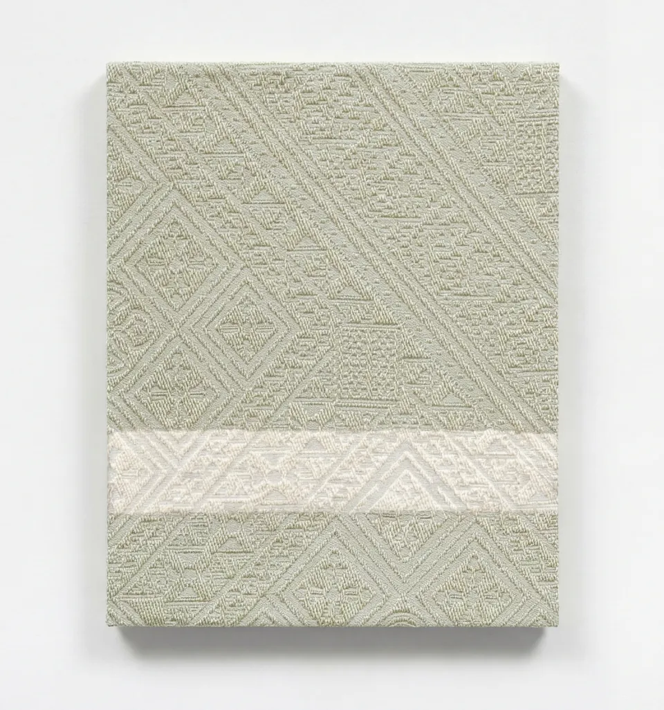 Ruptures et passages (Mouvements) : tableau en tissu Tarz vert pâle aux motifs losangés, traversé d’une bande horizontale blanc cassé.