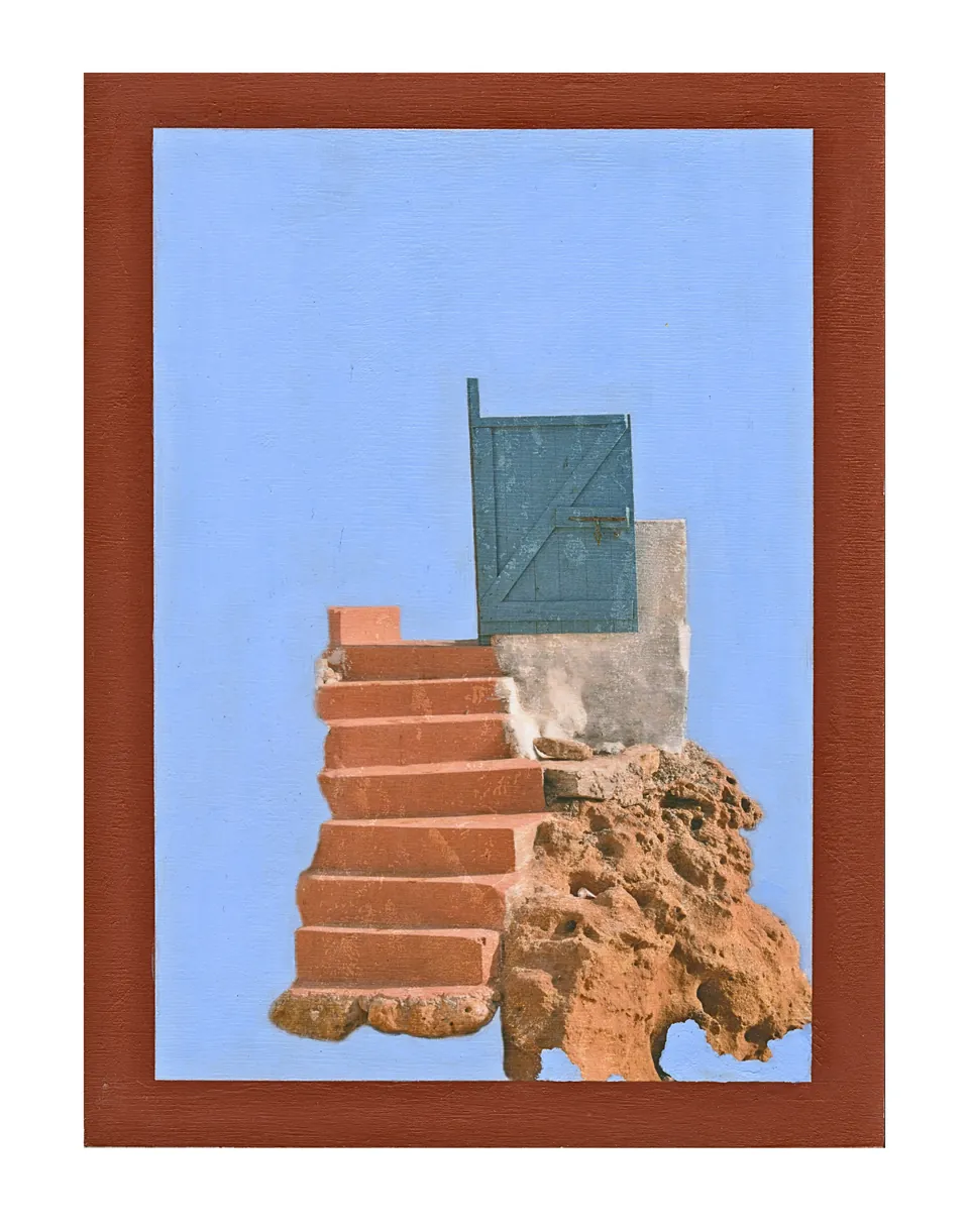 Détail : un escalier ocre mène à une porte bleue isolée dans un ciel peint, presque effacé.